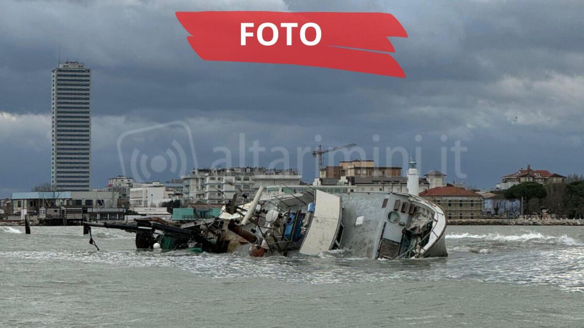 Incidente in mare: peschereccio si incaglia a Cesenatico - Il peschereccio incagliato a Cesenatico