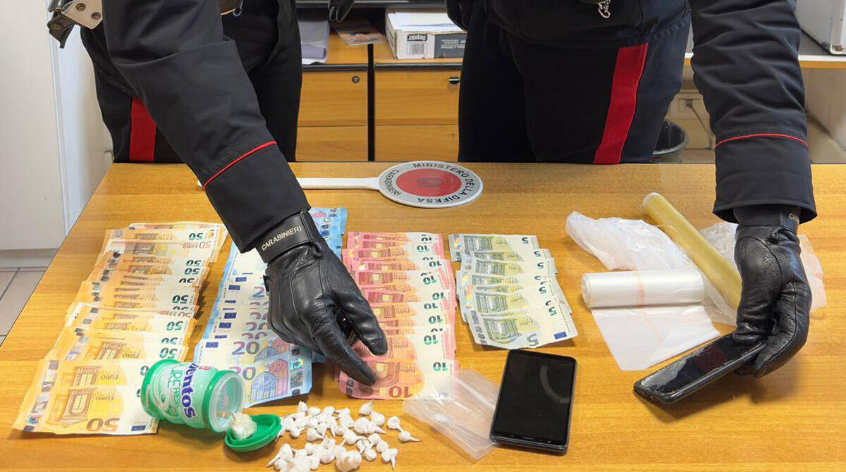 Spacciatore colto sul fatto, scoperto il "nascondiglio": cocaina del valore di migliaia di euro - 