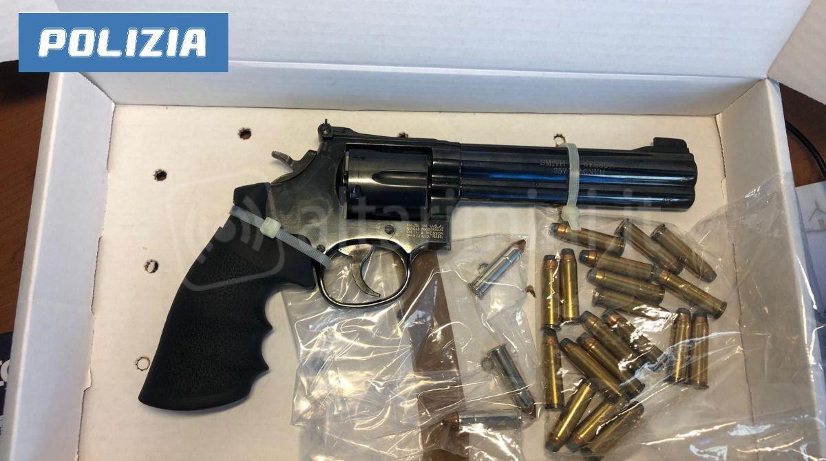 Revolver calibro 357 Magnum nascosto in casa: arrestato a Rimini - 