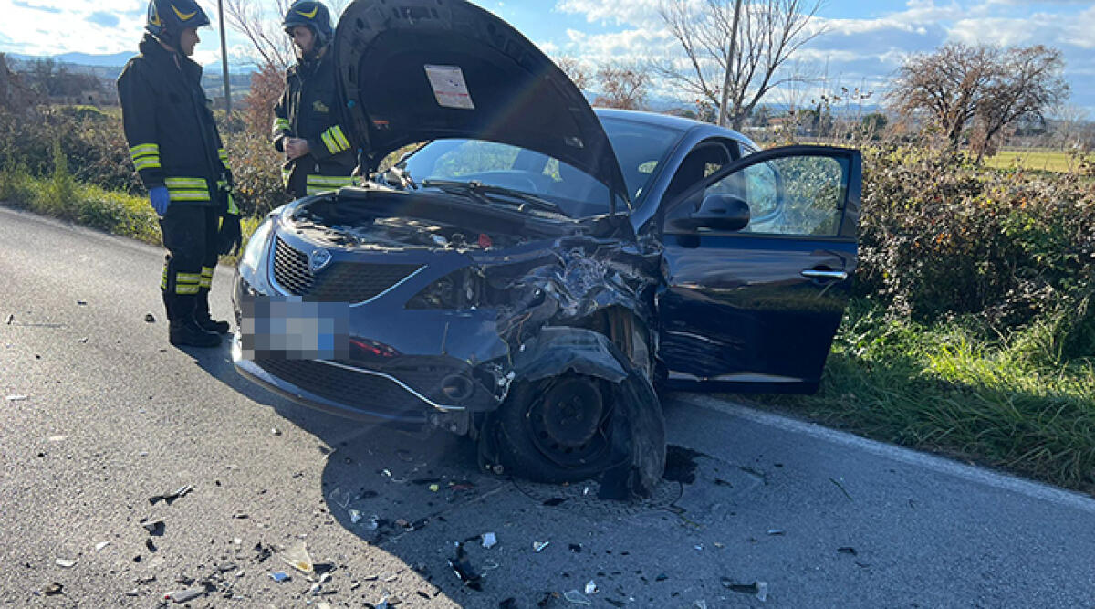 Scontro tra tre auto in via Montescudo a Rimini: feriti i conducenti - 