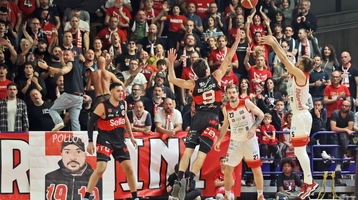 Divieto ai tifosi riminesi per il derby, ultrà forlivesi disertano il palasport in segno di solidarietà -