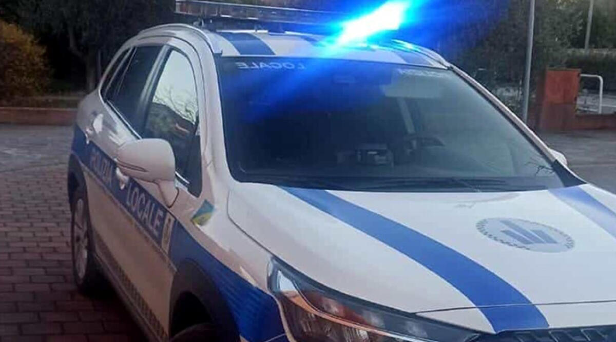 Auto rubata in fuga con 4 minori all'interno: denunciati -