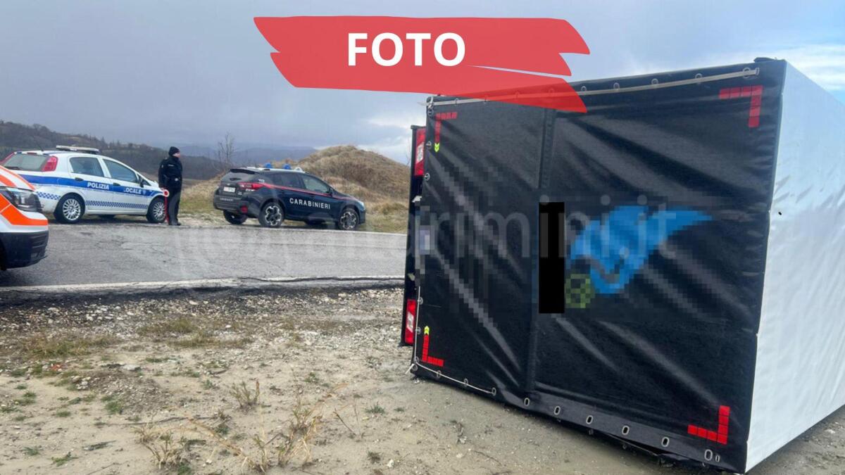 Il forte vento fa ribaltare un camion telonato: pauroso incidente a Perticara - 