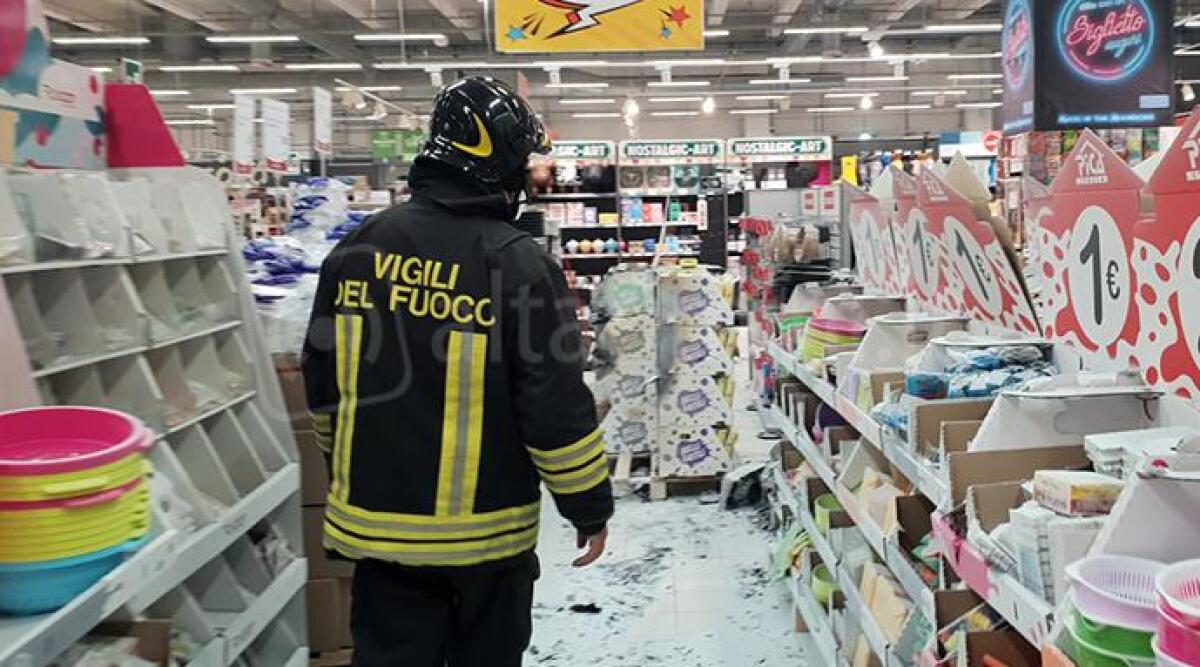 Bancale in fiamme al Conad del centro Le Befane di Rimini: evacuato il supermercato -