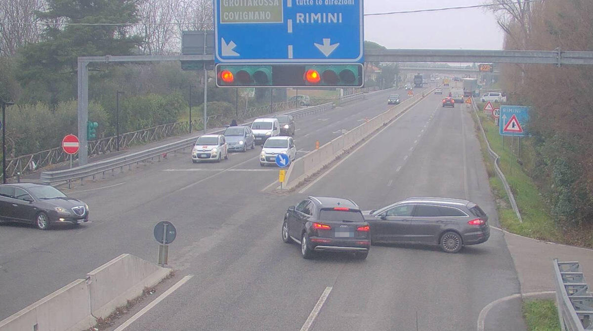 Rimini, ancora troppi semafori rossi "bruciati": rischiato grave incidente sulla Consolare -