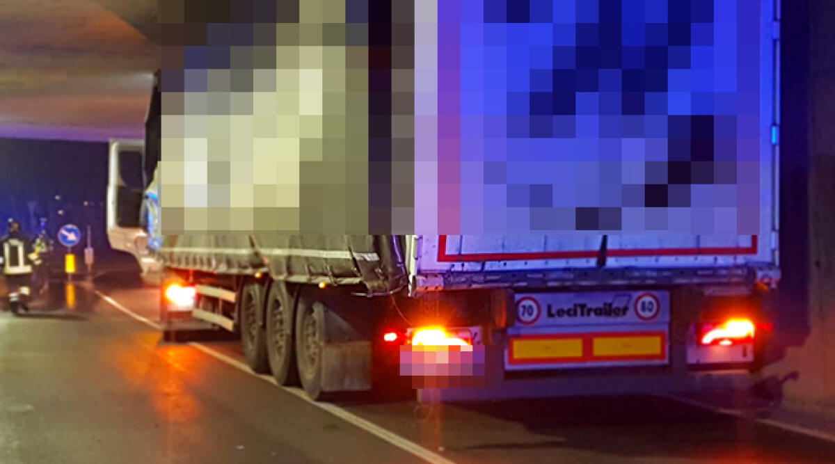 Tir si incastra sotto il ponte autostradale in via Grotta a Misano - Il Tir incastrato