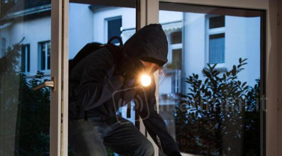 Sgradita sorpresa per la Befana: ladri ripuliscono casa di giorno, rubati oro e contanti - foto di repertorio