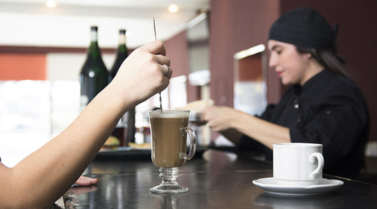 Chiude il bar per crisi post Covid e viene truffata: le portano via arredi e attrezzature - Foto di repertorio