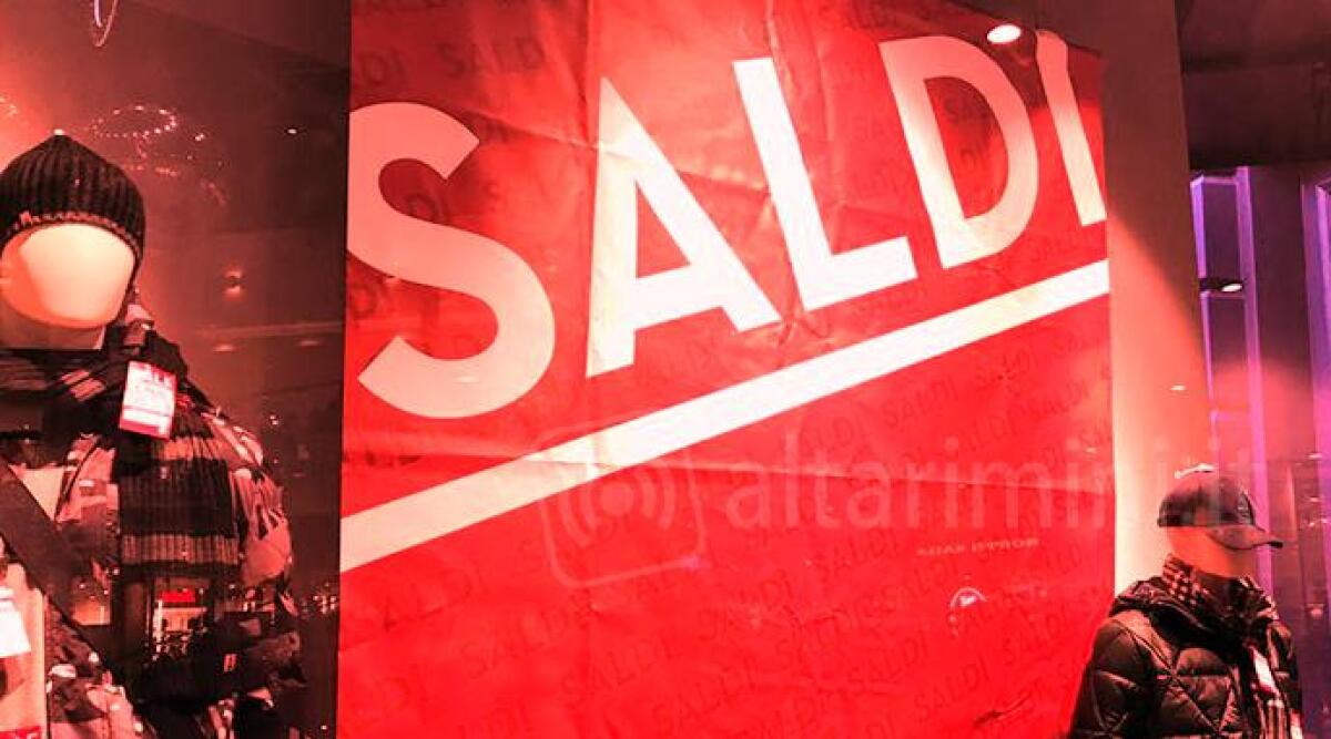 Saldi al via il 4 gennaio, spesa media di 307 euro a famiglia - Foto di repertorio
