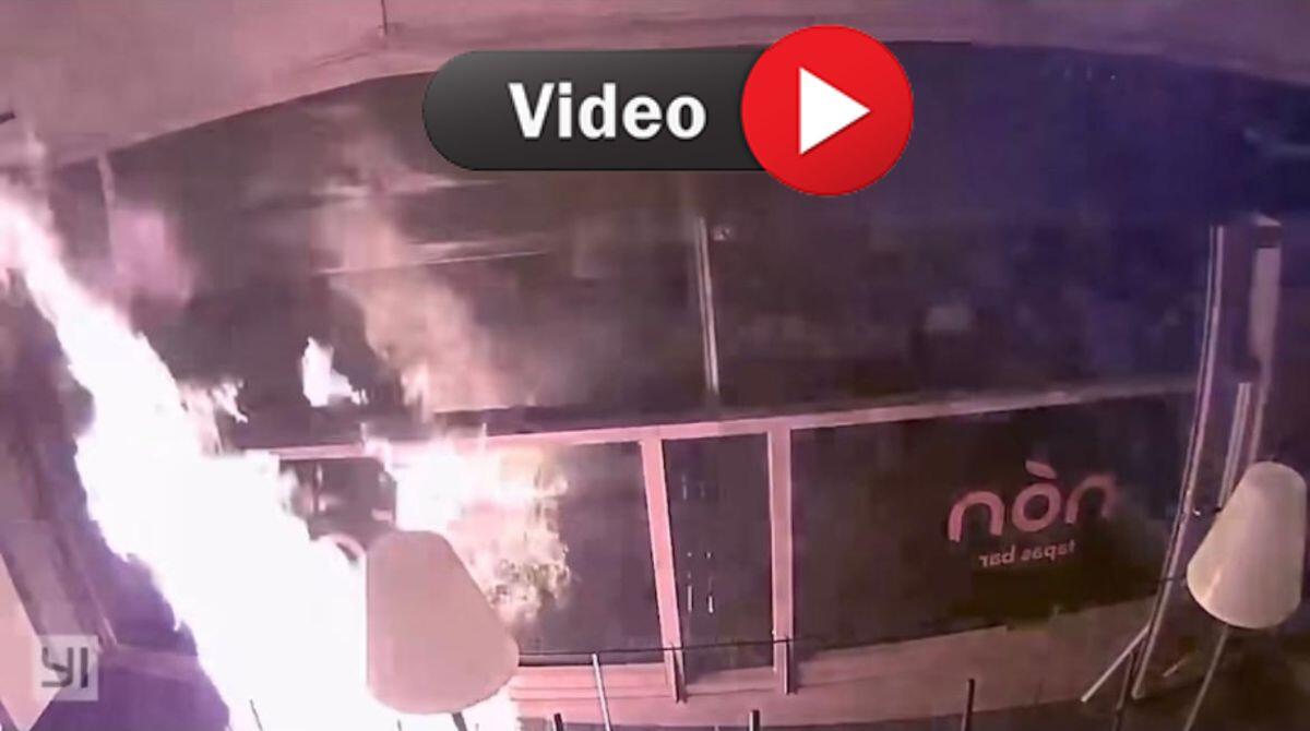 Video: irrompe di notte e dà fuoco al locale. Beccato dalle telecamere di sorveglianza - Il video caricato sulla pagina Instagram @nontapasbar
