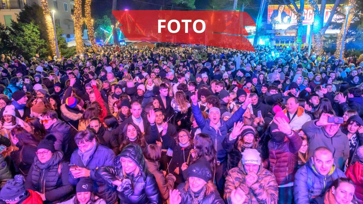 Riccione, Capodanno col pienone: il mito di Aquafan e lo storico Franky dj fanno ballare tutta la piazza - 