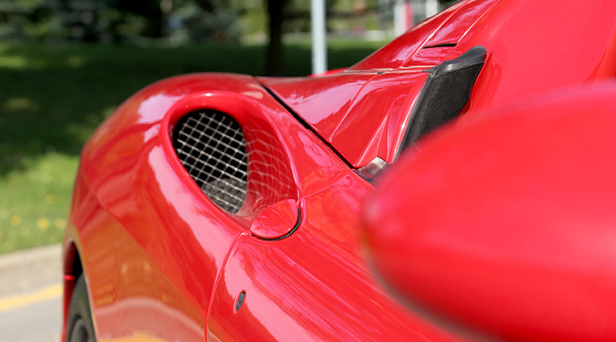 Girava su Ferrari con targa contraffatta: auto sequestrata e maxi multa - Ferrari
