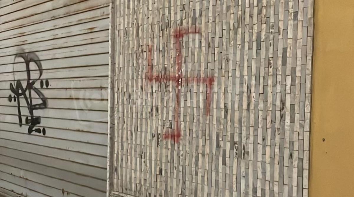 Imbrattano muro e distributore con una svastica a Santarcangelo, fermati quattro giovani -