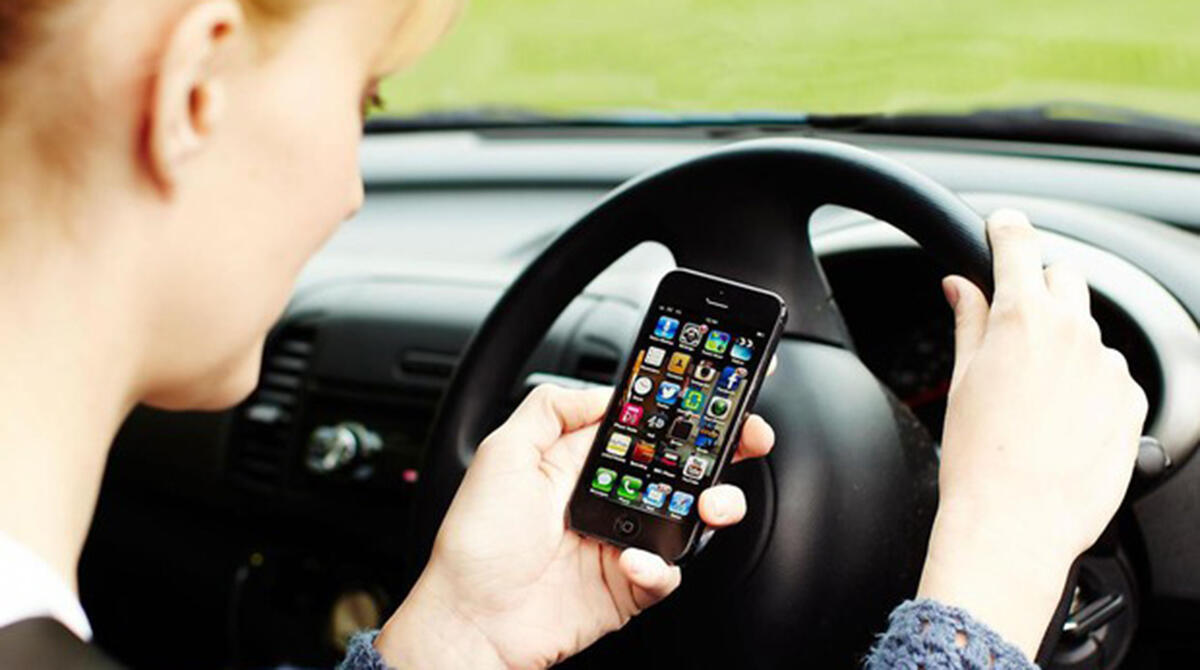 Giro di vite su smartphone e alcol al volante: maxi multe e patenti ritirate - Smartphone alla guida (foto Ansa)