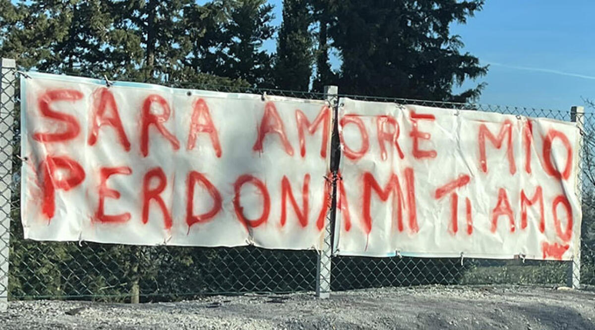 "Amore mio perdonami", un curioso striscione appare a Sant'Ermete - Lo striscione (PH da FACEBOOK)