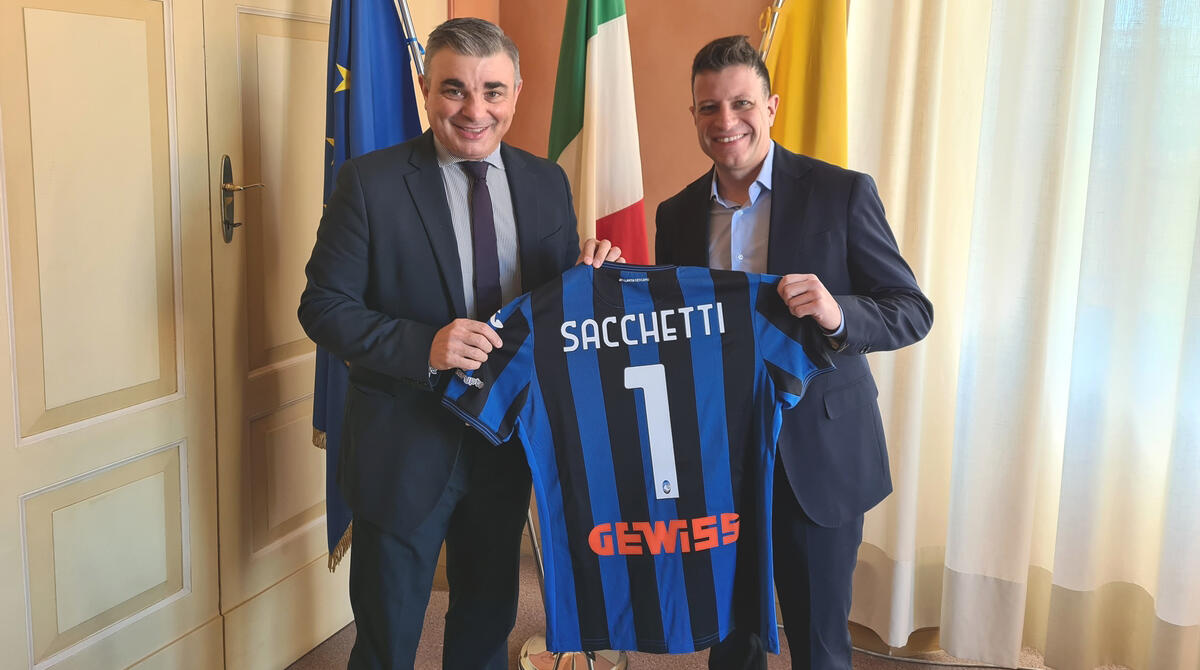 Una maglia dell'Atalanta in dono al sindaco di Santarcangelo Sacchetti: ecco perché -