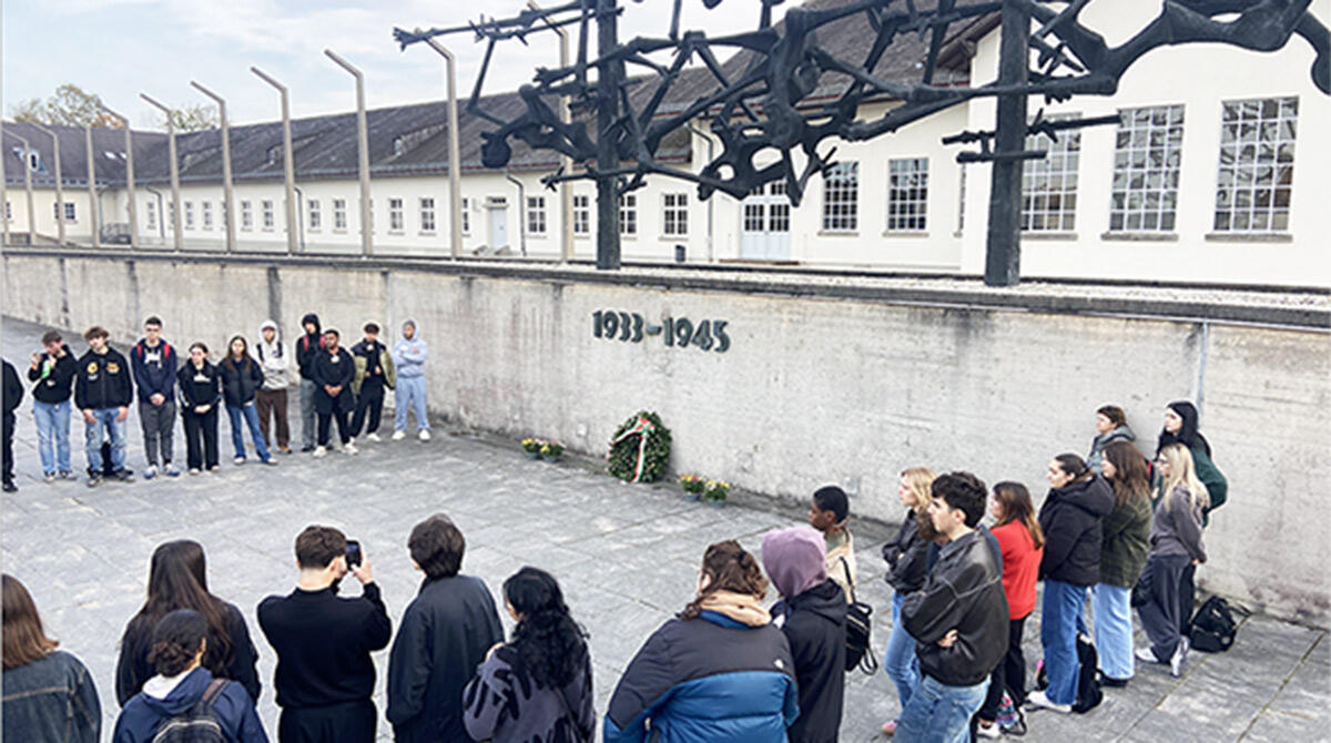 Giorno della Memoria, il programma degli appuntamenti a Rimini - Deposizione corona degli studenti riminesi al campo di Dachau