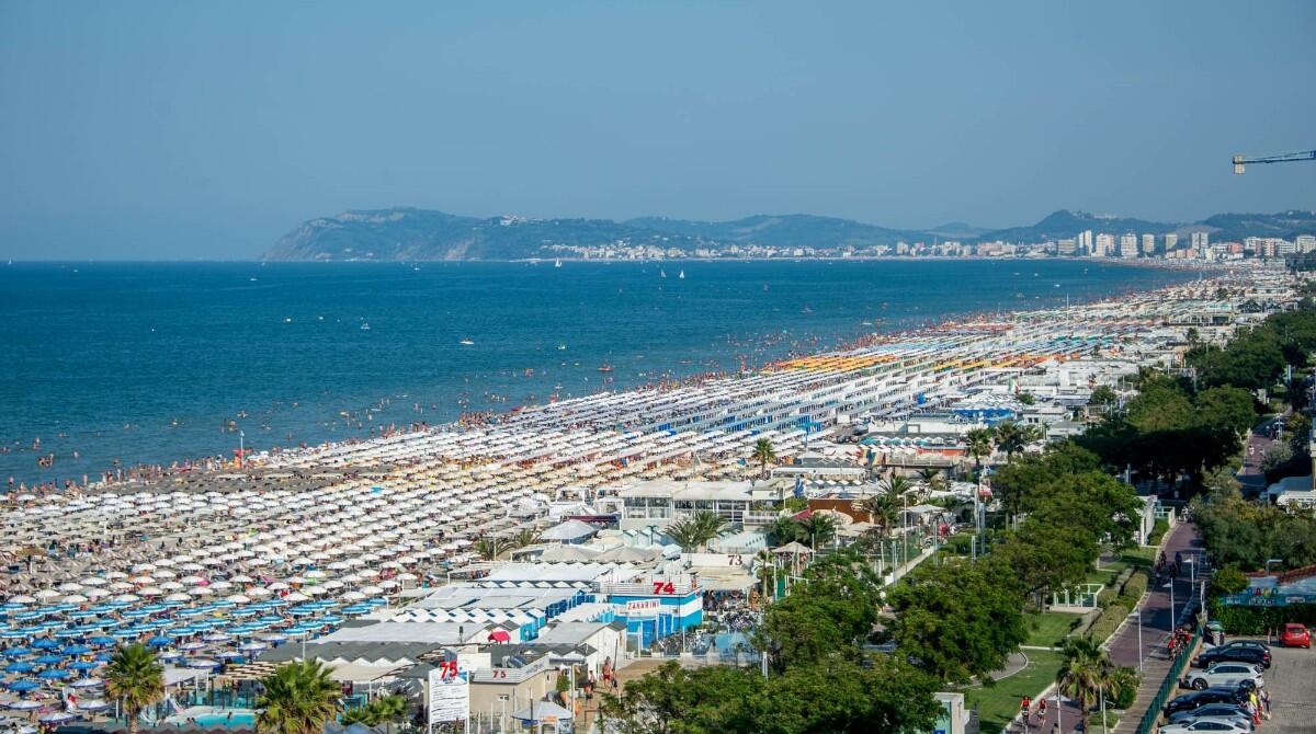 A Riccione ci sono 11 centenari: ecco il quadro demografico del comune - Riccione dall'alto