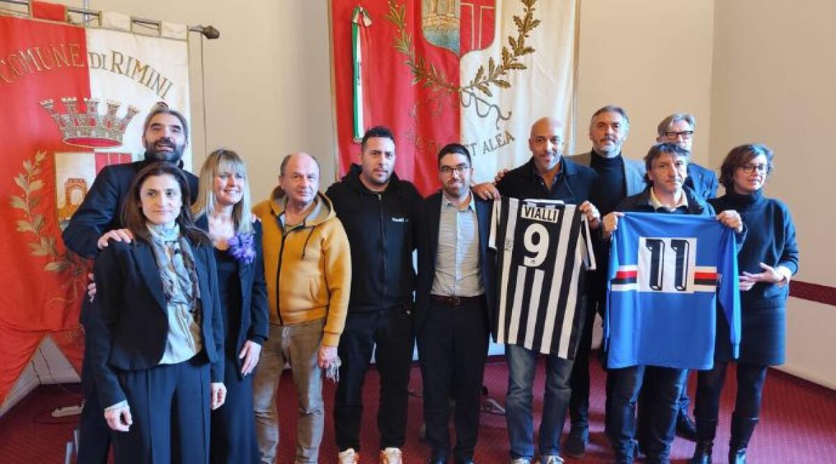 Rimini celebra Gianluca Vialli: sport e solidarietà in ricordo del grande campione - Post conferenza con le maglie originali di Gianluca Vialli ai tempi della Sampdoria e della Juventus