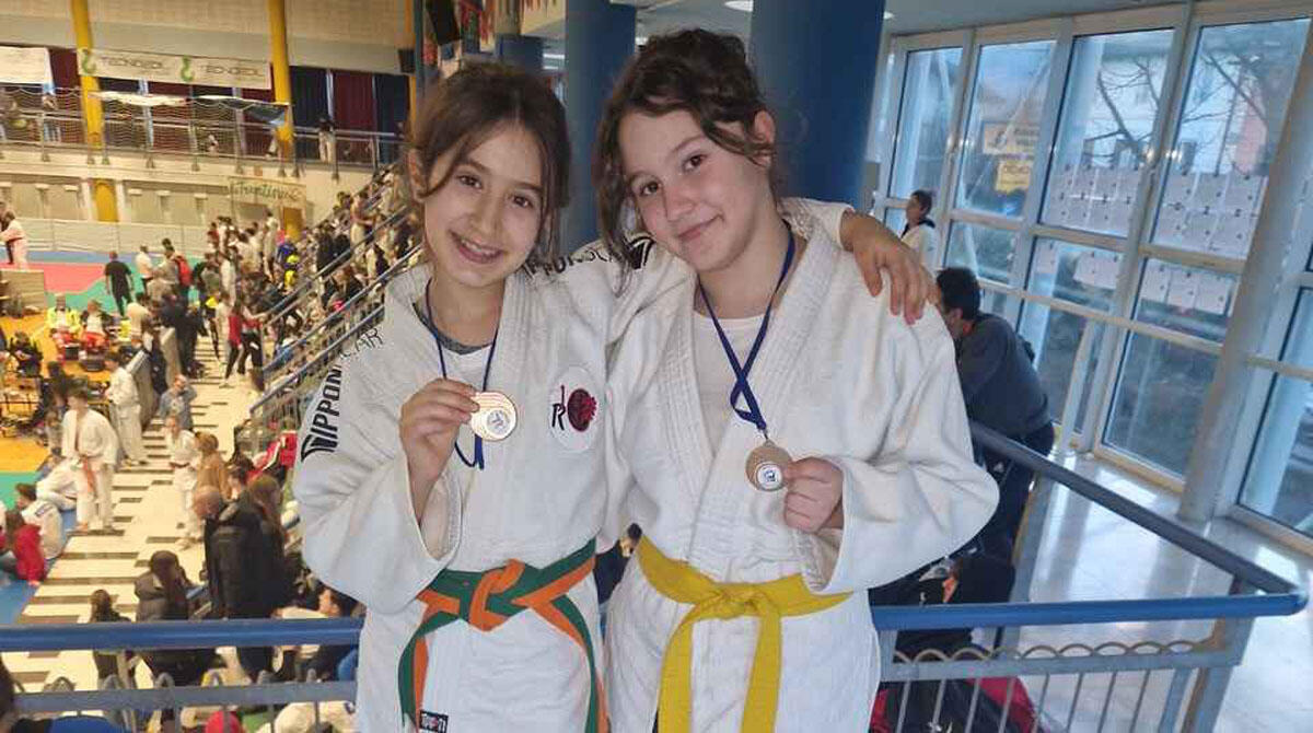 Judo, Riccione conquista 2° e 3° posto al Trofeo di Lavis - Giulia Longo e Giulia Matteini con le loro medaglie
