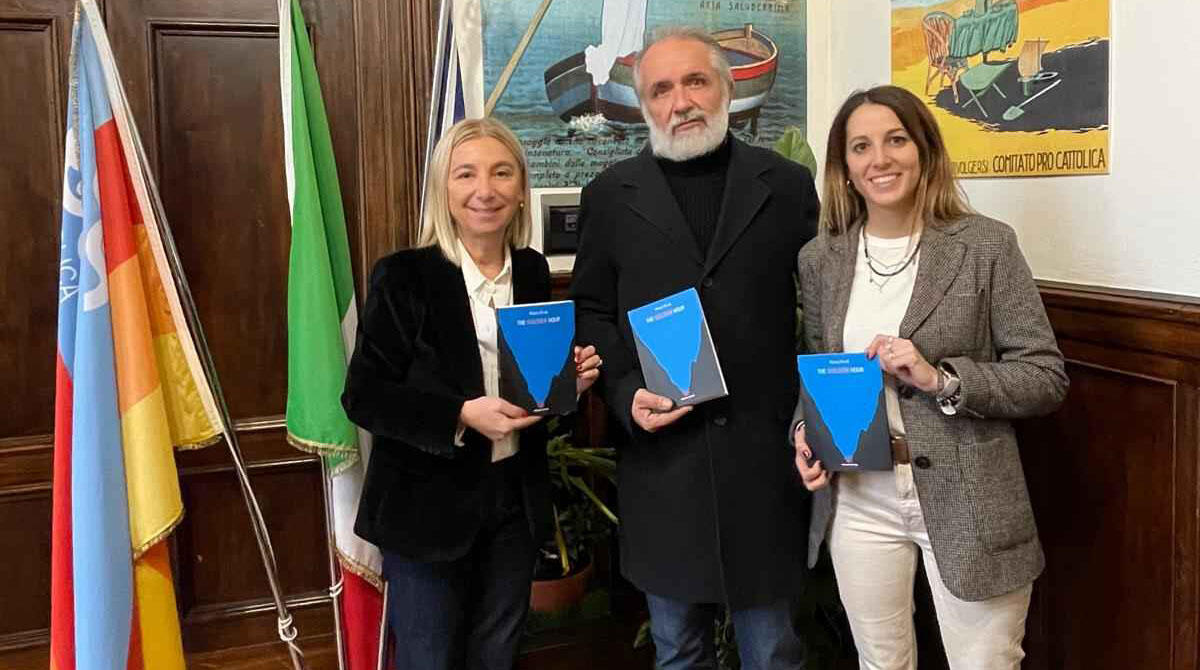 Mauro Drudi, l'artista dona alla sua Cattolica una copia del suo nuovo romanzo - Mauro Drudi consegna il suo libro alla sindaca Foronchi e all'assessore Gabellini