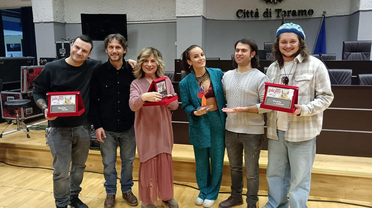 Nel ricordo di Ivan, il premio Pigro 2024 va alla cantautrice novafeltriese Ludovica Amati - Ludovica Amati riceve il premio Pigro 2024, alla sua sn: Michele Fraternali