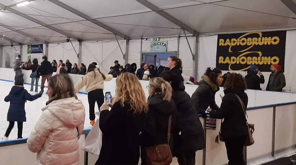 Befana, che magia a Rimini: arriva dal mare con il flyboard per spettacolari evoluzioni -