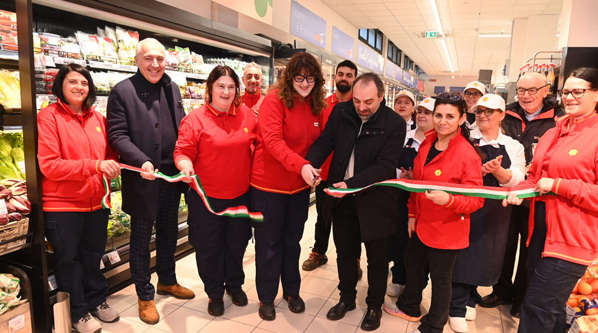 Rimini, inaugurato il nuovo supermarket nel Borgo Sant'Andrea - Taglio del nastro nuovo Conad City via Saffi, Rimini
