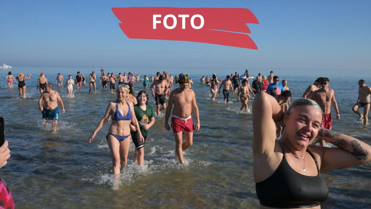 Riccione, oltre duecento impavidi sfidano il mare freddo per il tuffo di Capodanno -