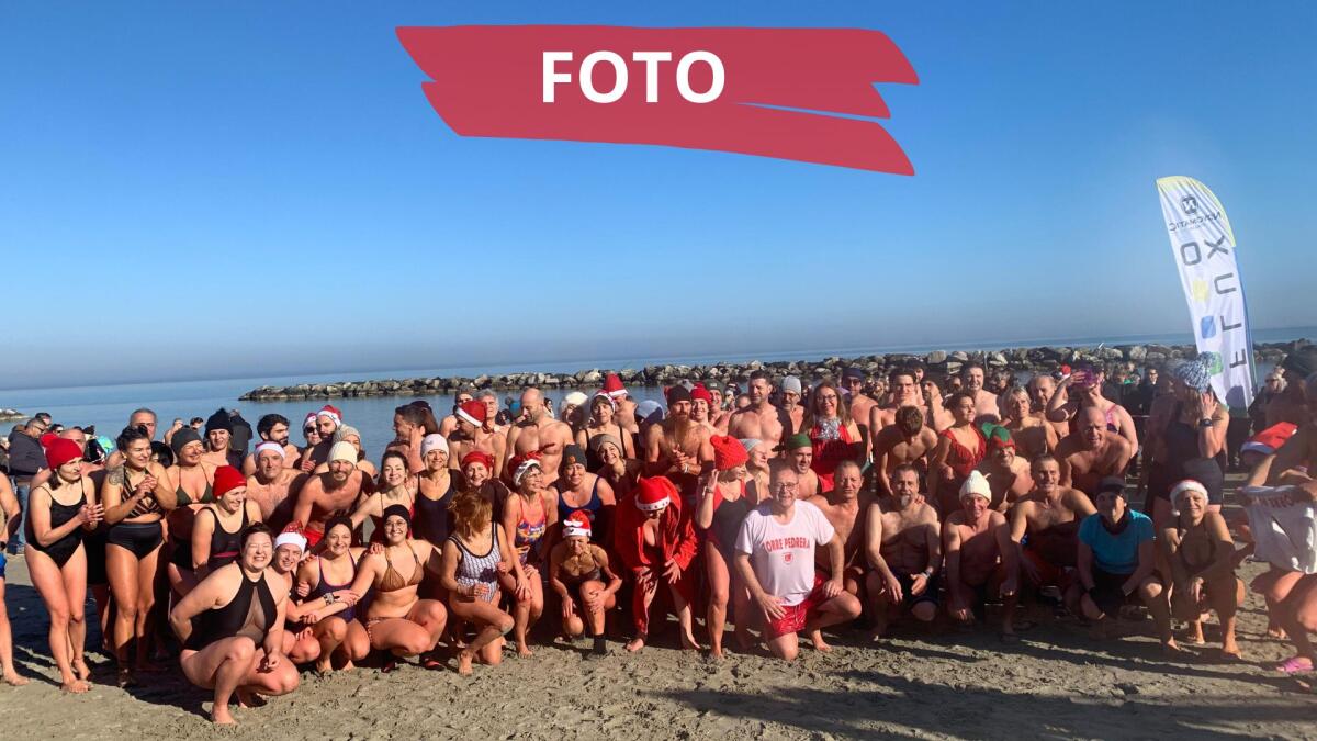 Anche a Torre Pedrera 200 coraggiosi in acqua per il bagno di Capodanno - 