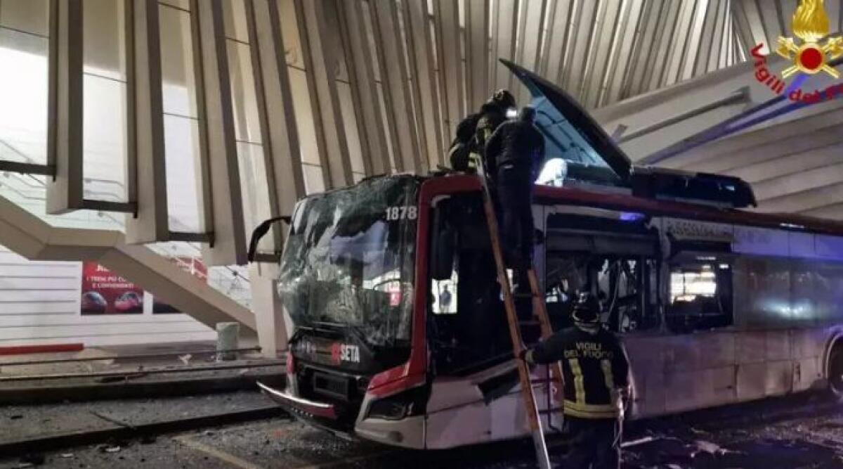 Tragedia sfiorata, bus si schianta sotto pensilina ed esplodono i finestrini: 2 feriti - 