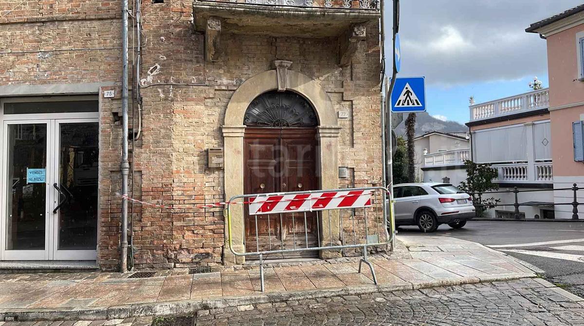 Forte vento, 15 interventi dei Vigili del Fuoco: a Novafeltria rischio caduta plafoniera da palo della luce -