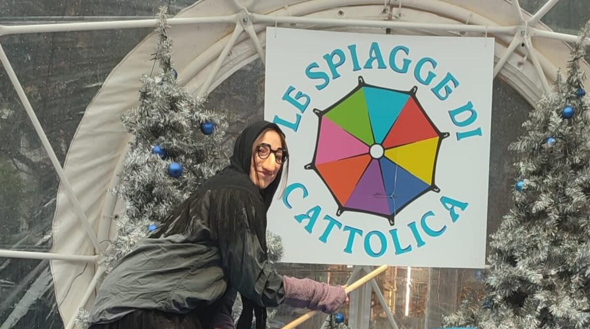 Due Befane arrivano a Cattolica nel giorno dell' Epifania -
