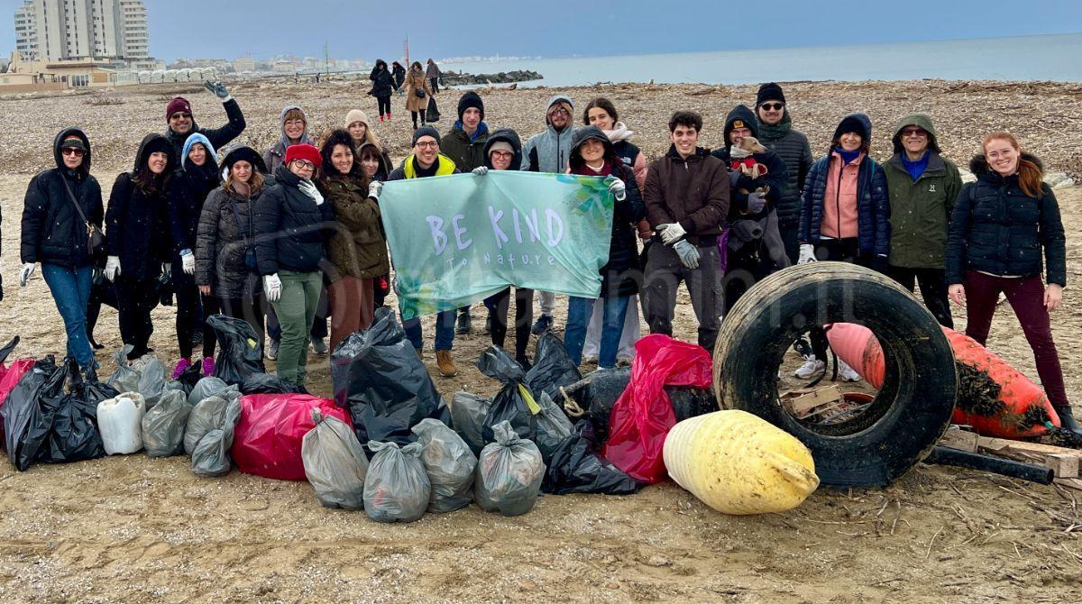 Clean up Cattolica, 375 Kg di rifiuti raccolti in spiaggia: anche uno pneumatico di un tir -