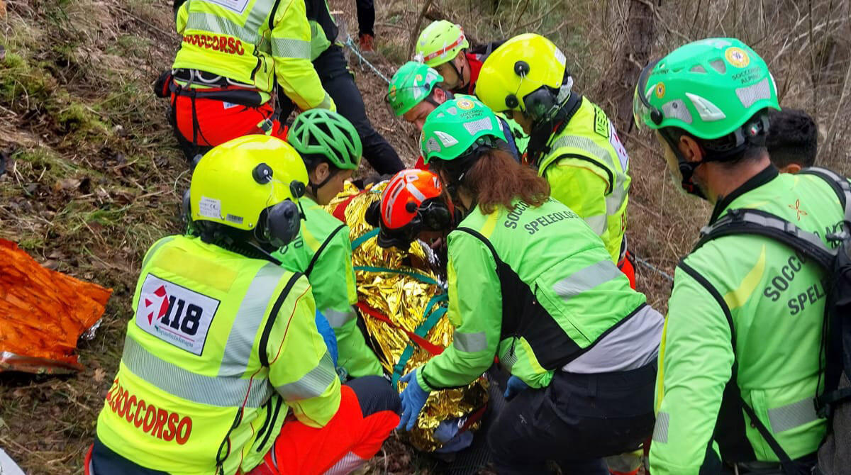 Ritrovato l'uomo disperso nel forlivese: salvato grazie al fiuto del cane pompiere - Immagini del Corpo Nazionale Soccorso Alpino e Speleologico