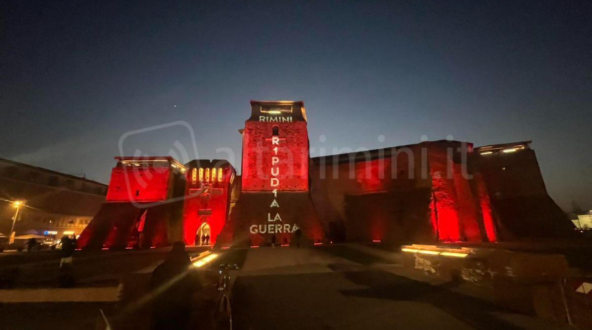 "Rimini R1pud1a la guerra" l'appello di Emergency sulla facciata di Castel Sismondo -