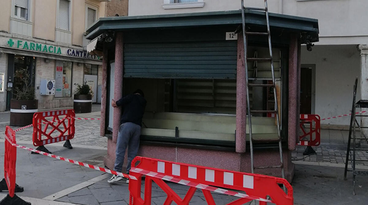 Storica edicola di Piazza Tre Martiri: iniziata la demolizione, scompare un pezzo di Rimini - L'ex edicola di Piazza Tre Martiri
