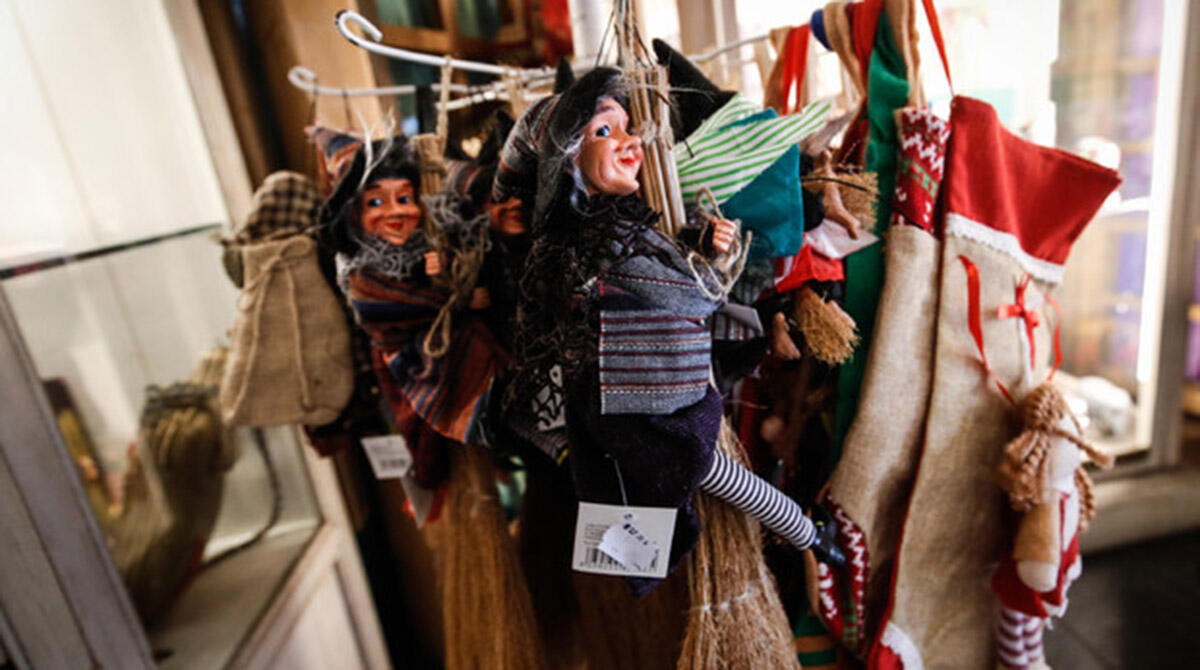 Befana, quanto mi costi? Aumenta il prezzo del cioccolato, ma anche del carbone dolce -
