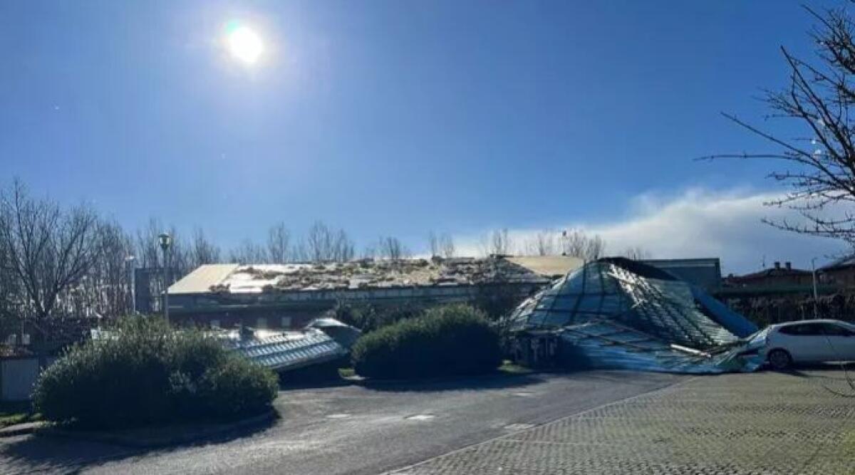 Forte vento, nel bolognese piscina scoperchiata - Ansa