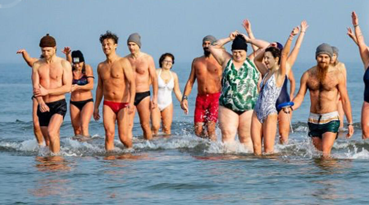 Tuffi di Capodanno: in centinaia salutano il 2025 nelle gelide acque dell'Adriatico -
