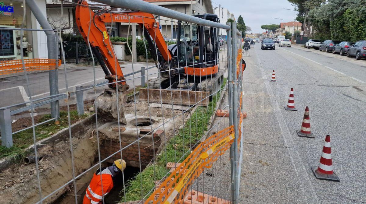 Rottura di una condotta fognaria in via Adriatica a Riccione, intervento urgente di riparazione - 