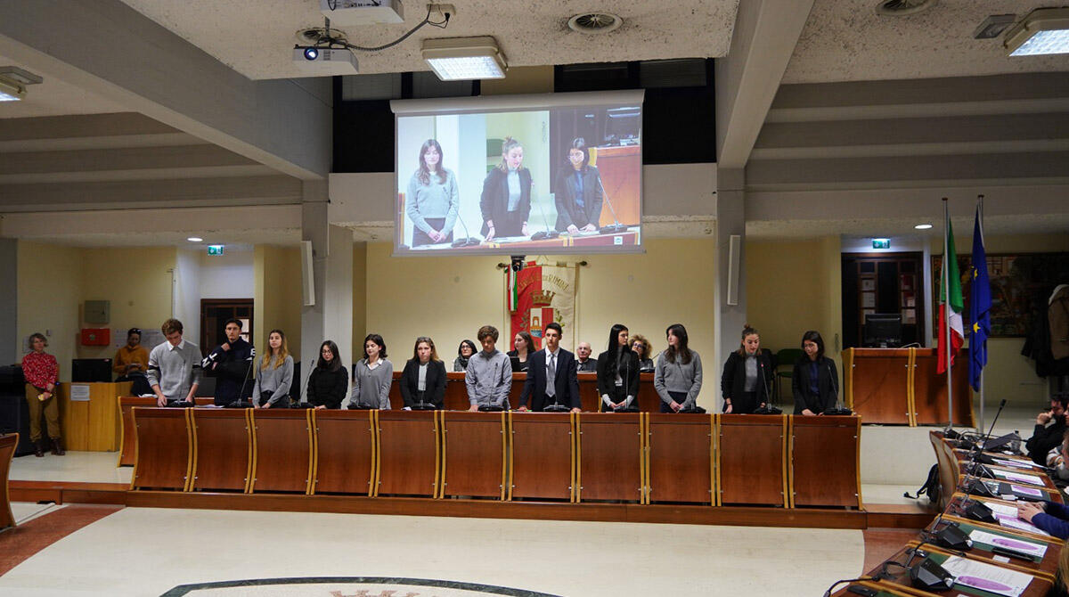 Rimini, giovani e giovanissimi per il consiglio comunale straordinario per la Giornata della Memoria - 