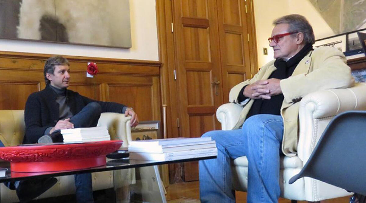 Addio a Oliviero Toscani, il genio della fotografia - Oliviero Toscani con l'ex sindaco di Rimini Andrea Gnassi