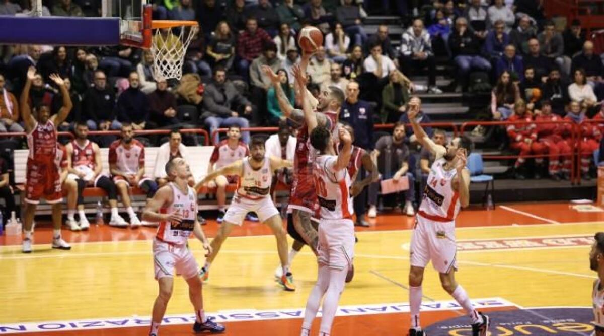 Baket A2, RivieraBanca: all'Unieuro il derby di Forlì (78-73) - 