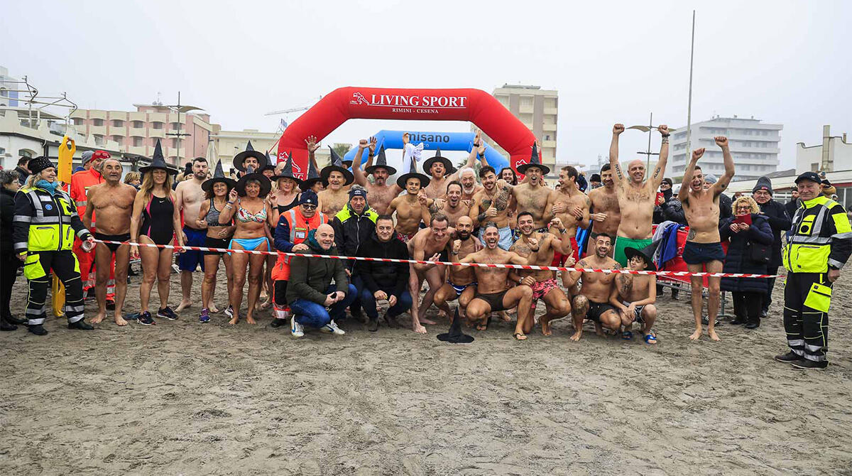 Misano, cinquanta "temerari" in mare per il Tuffo della Befana -