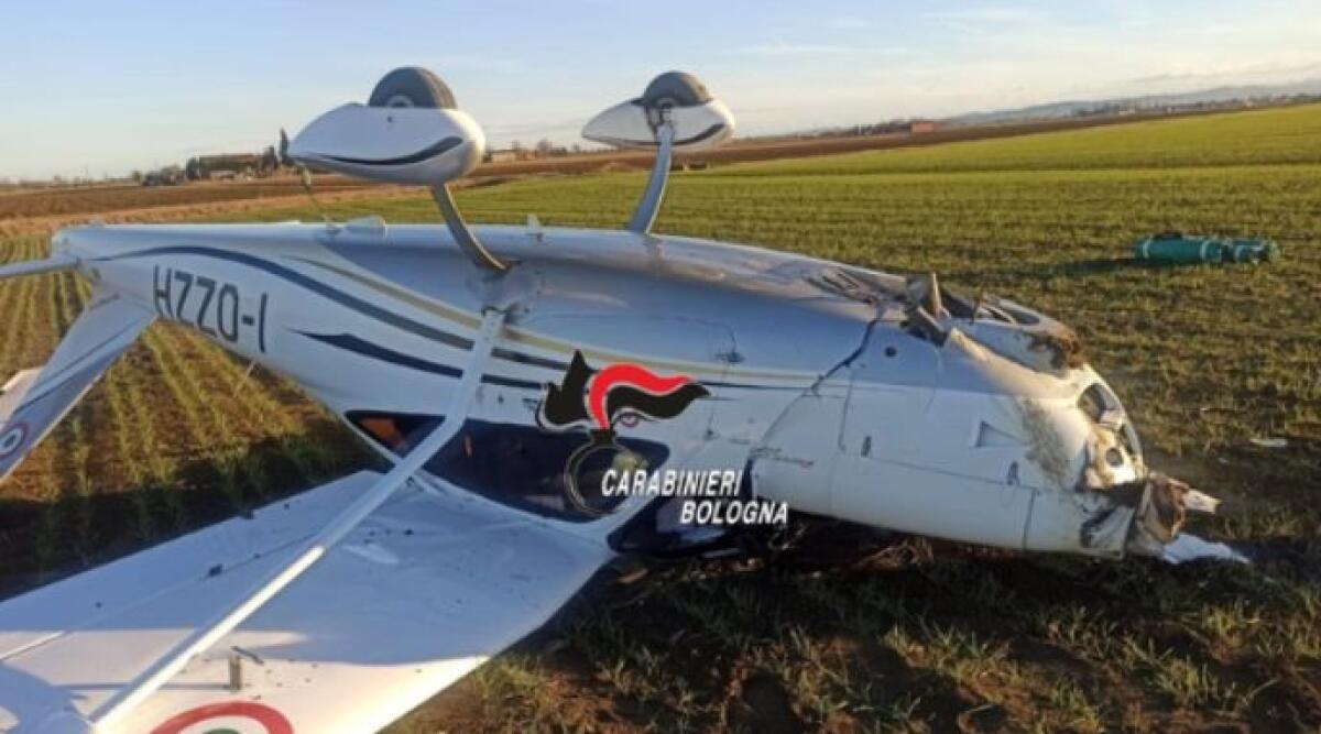Atterraggio d'emergenza: aereo si ribalta in un campo, illesi due riminesi a bordo - Il velivolo cappottato