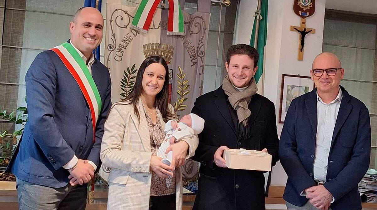 Simone il primo nato del 2025 a Bellaria Igea Marina: il sindaco lo riceve in Municipio -