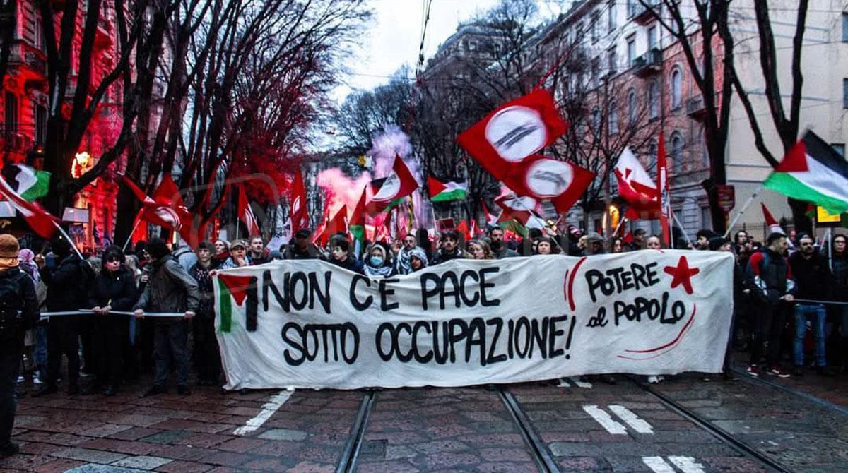 Potere al Popolo protesta davanti alla Prefettura di Rimini "contro guerra e governo Meloni" - 