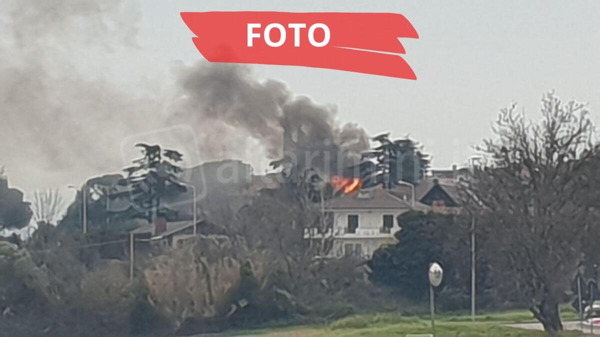Prende fuoco il tetto in legno, operai cadono al suolo per sfuggire alle fiamme - 