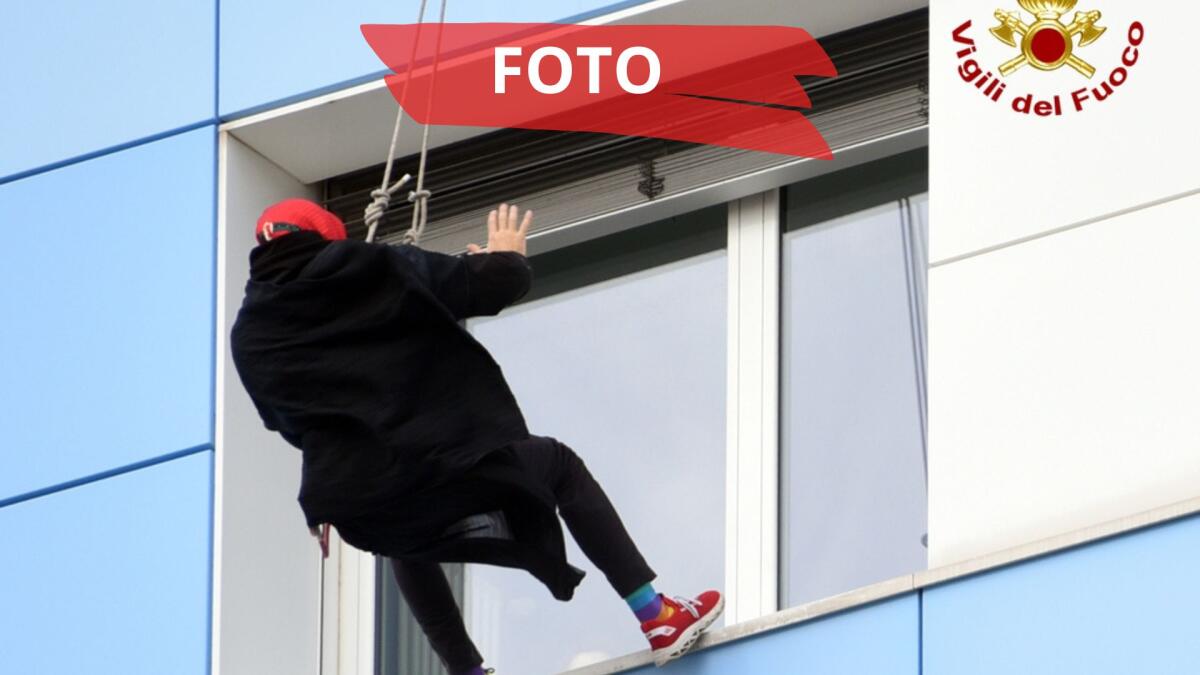 Spettacolare Befana per i bimbi in ospedale: si cala dall'alto grazie ai Vigili del Fuoco -